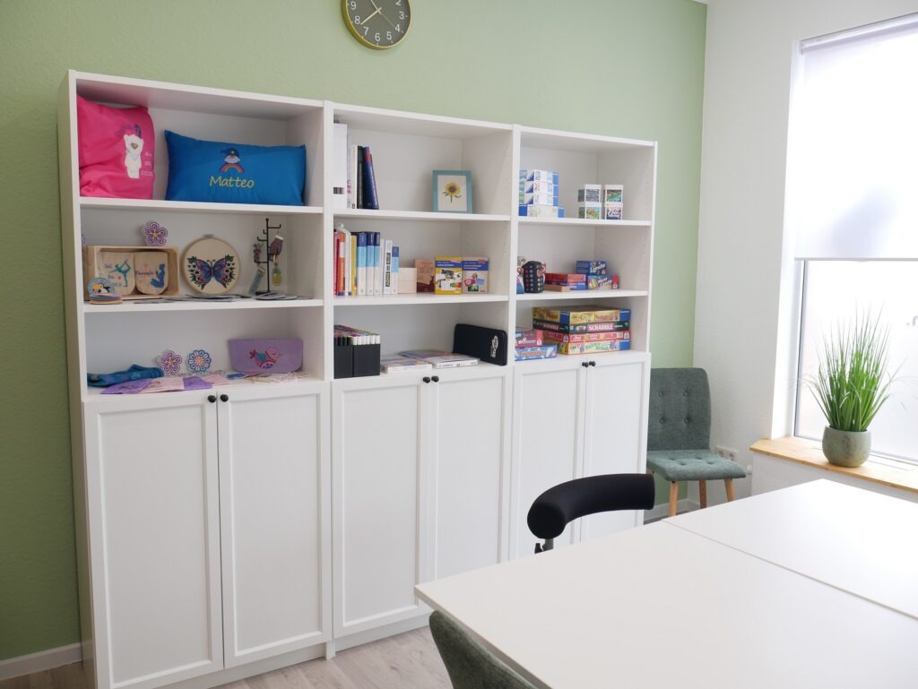 Materialschrank mit Therapiematerialien in der Ergotherapiepraxis in Dreieich