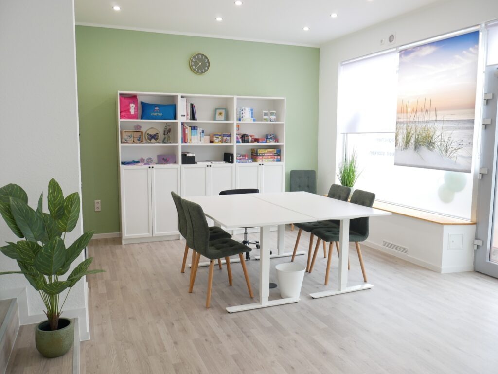 Gruppentisch im Therapieraum in meiner Ergotherapiepraxis in Dreieich-Sprendlingen